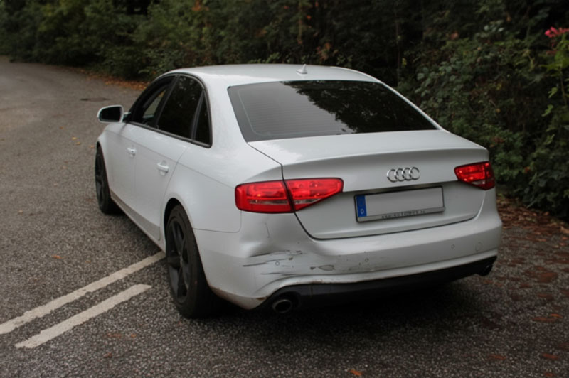 Schaden Kfz Gutachter Bild eines weißen Autos mit Schaden