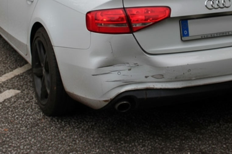 Schaden Detailbild Bild eines weißen Autos mit Schaden im Detail