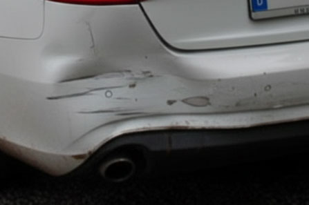 Schaden Detailbild Bild eines weißen Autos mit Schaden im Detail